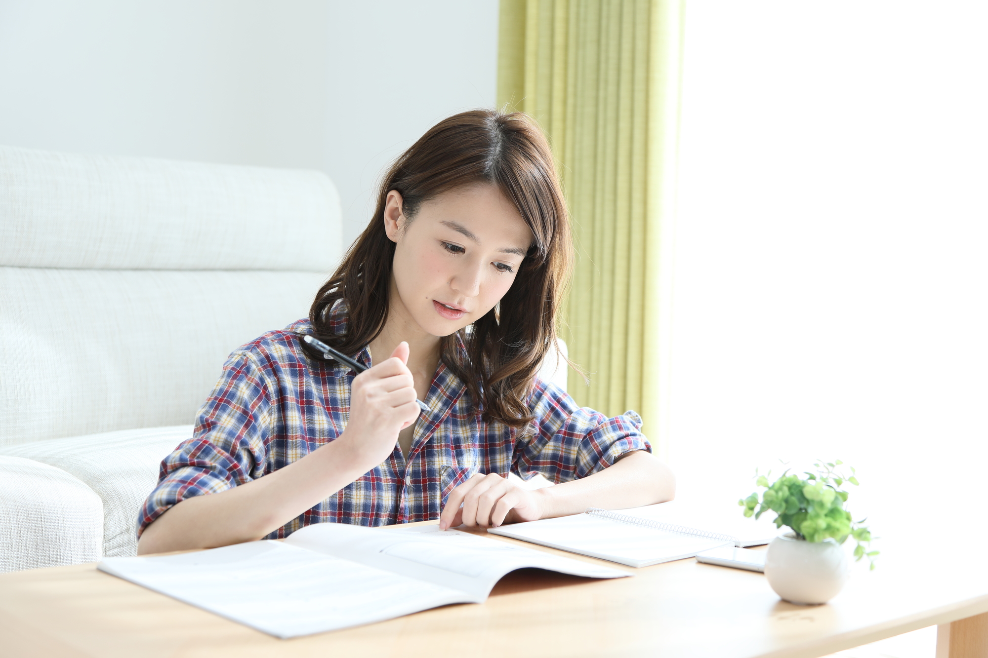 家計簿をつける女性