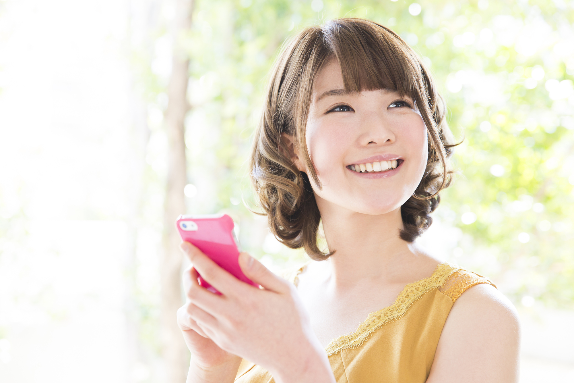 スマホを操作する女性