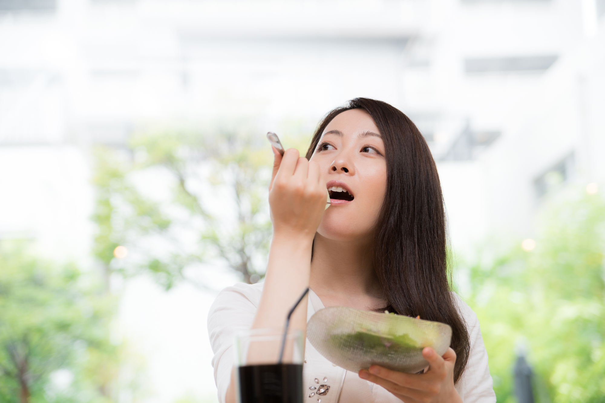 ご飯を食べる女性